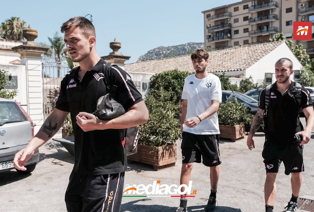 FOTO RITIRO PALERMO, i rosanero tornano in città dopo il test col Pisa (Gallery)- immagine 1
