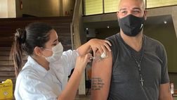 Ex Inter, prima dose del vaccino contro il Covid per Adriano. Gli scatti postati sui social