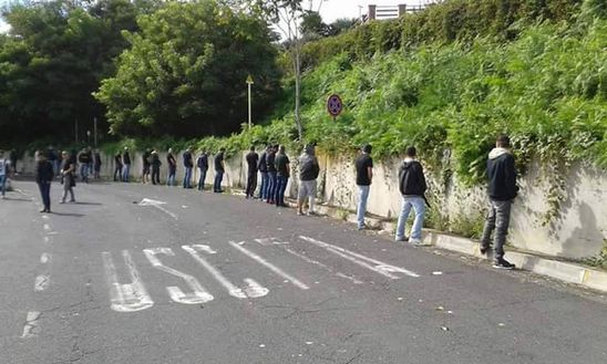 Curiosità: tifosi Catanzaro ‘invadono’ strade di Catania per il match e la foto diventa virale Curiosità: tifosi Catanzaro ‘invadono’ strade di Catania per il match e la foto diventa virale