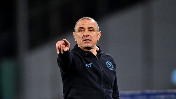 NAPLES, ITALY - FEBRUARY 21: Francesco Calzona, Head Coach of SSC Napoli, gives the team instructions during the UEFA Champions League 2023/24 round of 16 first leg match between SSC Napoli and FC Barcelona at Stadio Diego Armando Maradona on February 21, 2024 in Naples, Italy. (Photo by Francesco Pecoraro/Getty Images) Calzona
