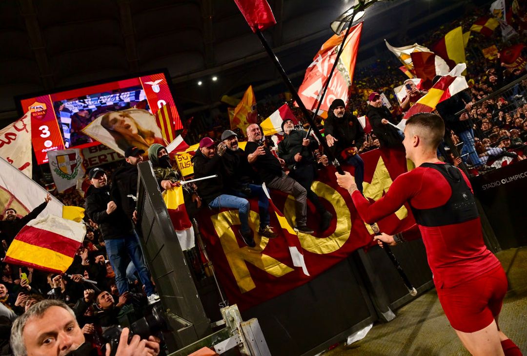 La Roma si scatena: Mancini con la bandiera, Abraham si spoglia – FOTO GALLERY - immagine 21