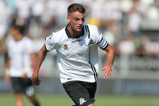 LA SPEZIA, ITALY - SEPTEMBER 12: Giulio Maggiore of Spezia Calcio in action during the Serie A match between Spezia Calcio and Udinese Calcio at Stadio Alberto Picco on September 12, 2021 in La Spezia, Italy. (Photo by Gabriele Maltinti/Getty Images) Spezia, la gioia di Maggiore: “Ultimamente non riuscivo a dormire, ora mi godo la salvezza” - immagine 1