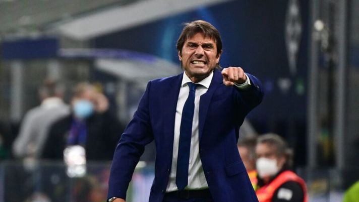 Inter Milan's Italian coach Antonio Conte reacts during the UEFA Champions League first round first leg, group B, football match between Inter Milan and Borussia Moenchengladbach's , at the San Siro stadium in Milan, on October 21, 2020. (Photo by MIGUEL MEDINA / AFP) (Photo by MIGUEL MEDINA/AFP via Getty Images) Conte furibondo urla a Vidal: “Basta, gioca e non rompere più il c…” - immagine 1