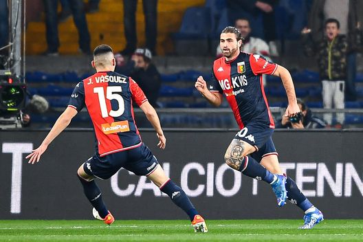 GENOA, ITALY - MARCH 18: Manolo Portanova of Genoa (R) celebrates with his team-mate Johan Vasquez after scoring a goal during the Serie A match between Genoa CFC and Torino FC at Stadio Luigi Ferraris on March 18, 2022 in Genoa, Italy. (Photo by Getty Images) Milenkovic out? Il sostituto arriva dal Genoa- immagine 2
