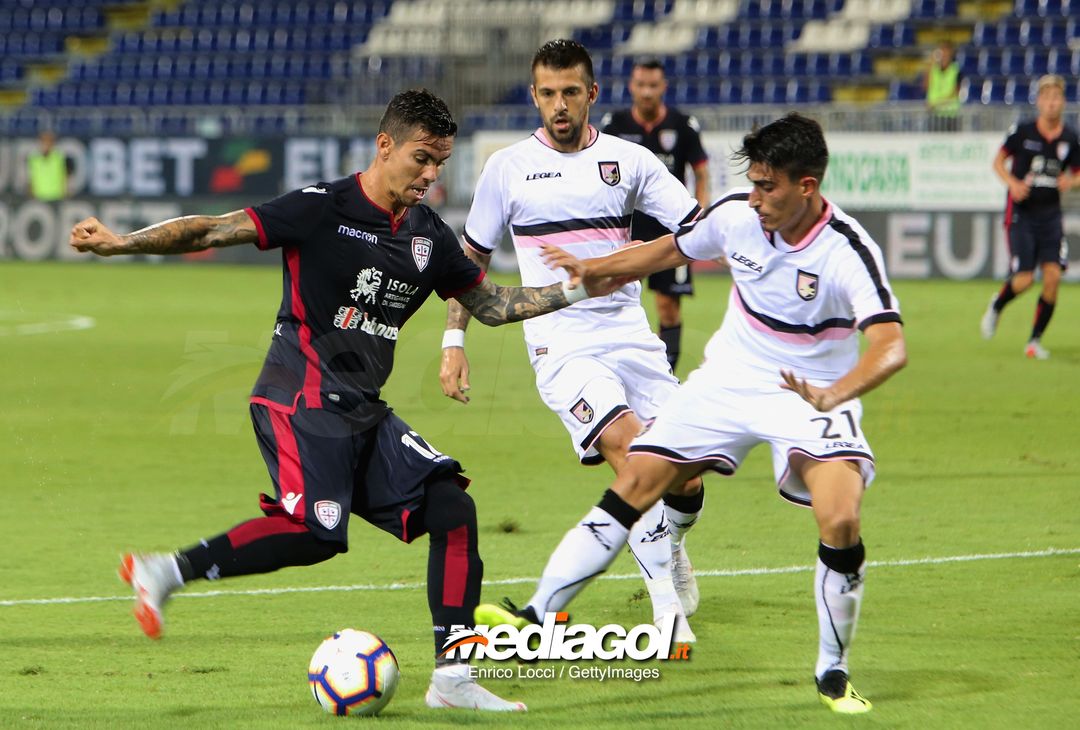  CAGLIARI, ITALY - AUGUST 12:  contrast with Diego Farias of Cagliari and Luca Fiordilino of Palermo  during the Coppa Italia match between Cagliari Calcio and US Citta di Palermo at  on August 12, 2018 in cagliari, Italy.  (Photo by Enrico Locci/Getty Images) 