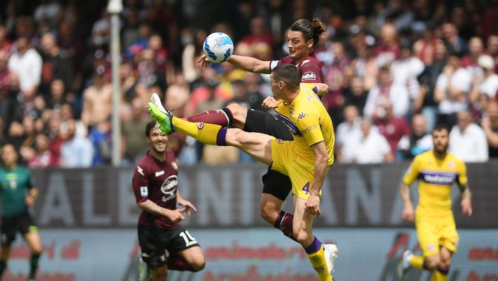 SALERNO, ITALY - APRIL 24: Milan Djuric of US Salernitana vies with Nikola Milenkovic of ACF Fiorentina during the Serie A match between US Salernitana and ACF Fiorentina at Stadio Arechi on April 24, 2022 in Salerno, Italy. (Photo by Francesco Pecoraro/Getty Images) FINALE – Disastro viola a Salerno, finisce 2-1. Si inceppa la corsa all’Europa - immagine 1