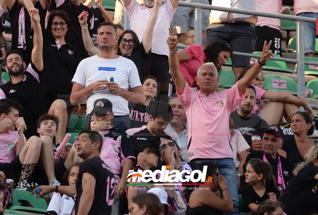 Fototifo, facce da Serie B. I tifosi allo stadio per Palermo-Padova 1-0 - immagine 106
