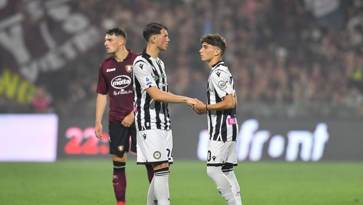 SALERNO, ITALY - MAY 22: Lazar Samardzic of Udinese Calcio greets his teammate Simone Pafundi during the Serie A match between US Salernitana and Udinese Calcio at Stadio Arechi on May 22, 2022 in Salerno, Italy. (Photo by Francesco Pecoraro/Getty Images) Udinese, ecco chi è l’ultimo gioiello lanciato all’ultima di Cioffi: “Un talento” - immagine 1