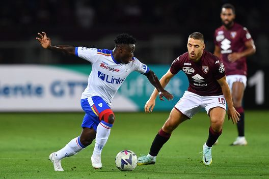 TURIN, ITALY - SEPTEMBER 04: Lamek Banda of US Lecce in action against Nikola Vlasic of Torino FC during the Serie A match between Torino FC and US Lecce at Stadio Olimpico di Torino on September 5, 2022 in Turin, Italy. (Photo by Valerio Pennicino/Getty Images)