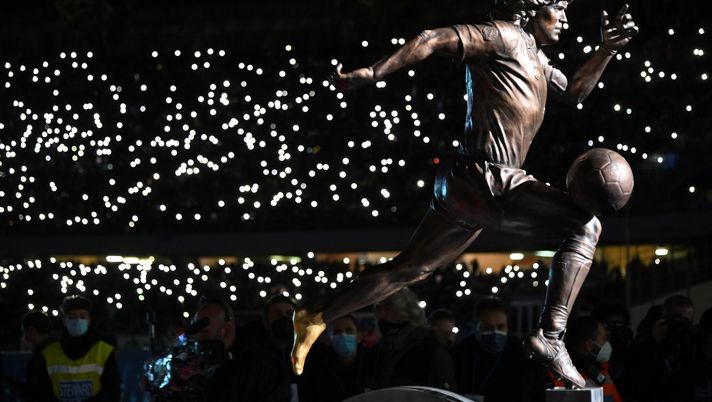 NAPLES, ITALY - NOVEMBER 28: A statue of Diego Maradona is displayed to the fans prior to the Serie A match between SSC Napoli and SS Lazio at Stadio Diego Armando Maradona on November 28, 2021 in Naples, Italy. (Photo by Marco Rosi - SS Lazio/Getty Images) Il Diavolo non passeggia, poi la notte di Diego. E di Mertens… - immagine 1