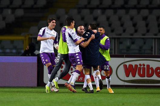 TURIN, ITALY - JANUARY 29: Franck Ribery of Fiorentina celebrates with team mates after scoring the first goal during the Serie A match between Torino FC and ACF Fiorentina at Stadio Olimpico di Torino on January 29, 2021 in Turin, Italy. (Photo by Valerio Pennicino/Getty Images) TURIN, ITALY - JANUARY 29: Franck Ribery of Fiorentina celebrates with team mates after scoring the first goal during the Serie A match between Torino FC and ACF Fiorentina at Stadio Olimpico di Torino on January 29, 2021 in Turin, Italy. (Photo by Valerio Pennicino/Getty Images)