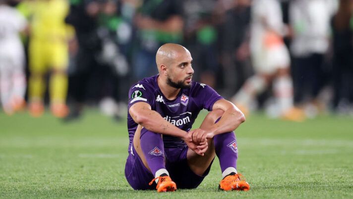 PRAGUE, CZECH REPUBLIC - JUNE 07: Sofyan Amrabat of ACF Fiorentina looks dejected following the team's defeat during the UEFA Europa Conference League 2022/23 final match between ACF Fiorentina and West Ham United FC at Eden Arena on June 07, 2023 in Prague, Czech Republic. (Photo by Alex Grimm/Getty Images) Romano chiarisce: “Amrabat non ha mai detto che resta sicuro, ha detto sì allo United” - immagine 1