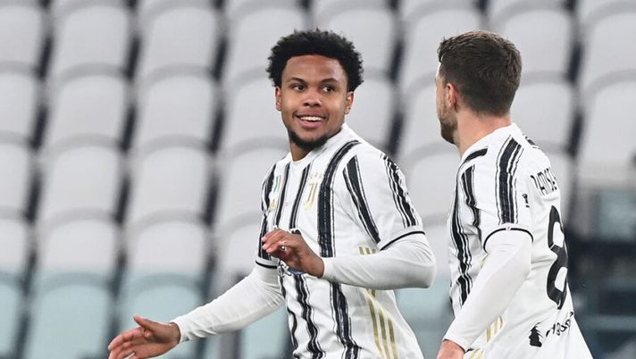 Juventus' US midfielder Weston McKennie (L) celebrates after scoring a goal during the Italian Serie A football match Juventus vs Torino on December 5, 2020 at Allianz Stadium in Turin. (Photo by Andreas SOLARO / AFP) (Photo by ANDREAS SOLARO/AFP via Getty Images) McKennie se la gioca, da Ramsey a Bernardeschi: le ultime sulla formazione della Juve - immagine 1