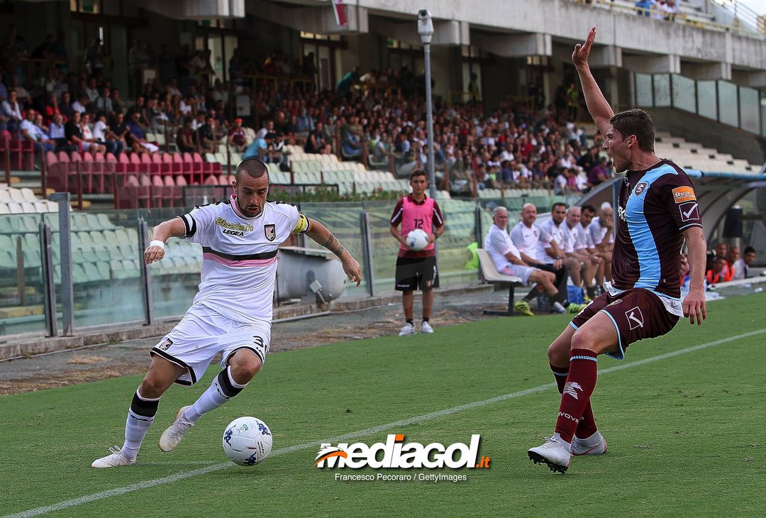  SALERNO, ITALY - AUGUST 25: Player of US Salernitana Francesco Di Tacchio vies with US Citta di Palermo player Ilija Nestorovski during the Serie B match between US Salernitana and US Citta di Palermo on August 25, 2018 in Salerno, Italy.  (Photo by Francesco Pecoraro/Getty Images) 