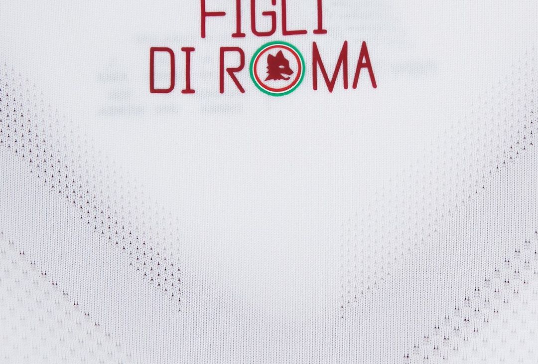 La Roma presenta la seconda maglia 2022/23: tutti i dettagli – FOTO GALLERY - immagine 6