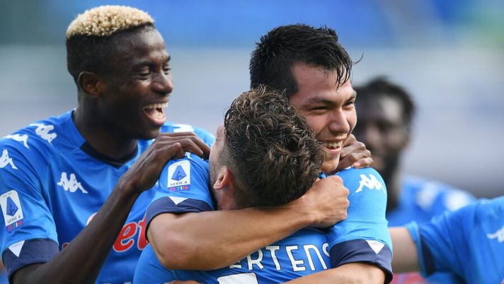 NAPLES, ITALY - OCTOBER 17: Dries Mertens and Hirving Lozano of SSC Napoli celebrate the 2-0 goal scored by Hirving Lozano during the Serie A match between SSC Napoli and Atalanta BC at Stadio San Paolo on October 17, 2020 in Naples, Italy. (Photo by Francesco Pecoraro/Getty Images) Napoli, non solo Bakayoko: le novità di formazione, dalla difesa a Lozano - immagine 1