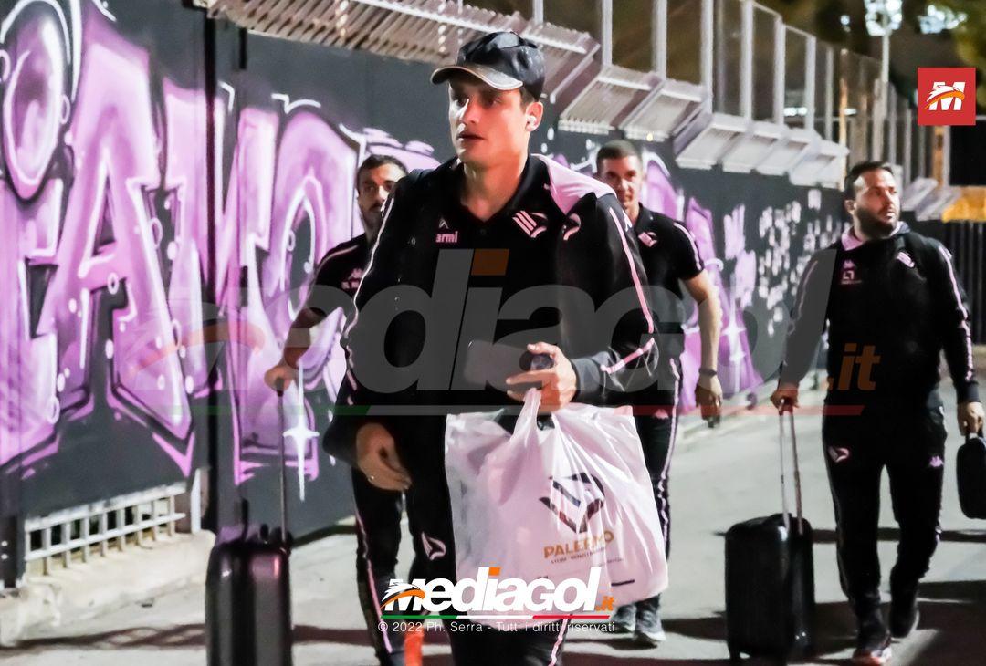 FOTO Palermo, i rosanero ritornano a Palermo dopo il ritiro a Manchester (Gallery) - immagine 8