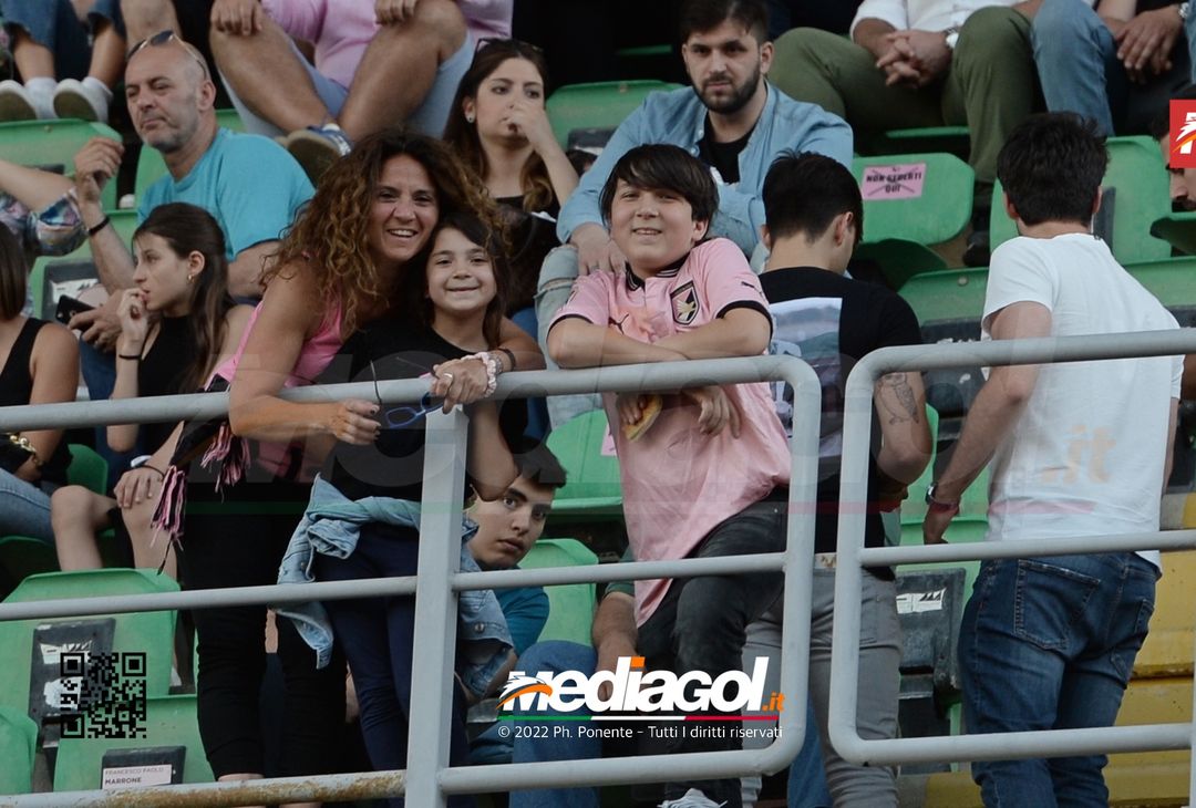Fototifo, i tifosi allo stadio per Palermo-Feralpisaló 1-0 (gallery) - immagine 144
