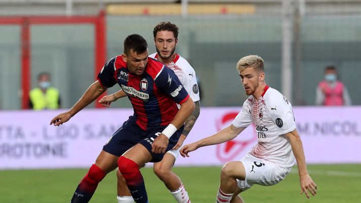 Davide Calabria ed Alexis Saelemaekers durante Crotone-Milan (credits: GETTY Images) 