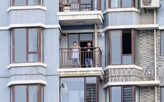 Nel condominio adiacente allo stadio Jinzhou di Dalian, i residenti locali hanno guardato Shenzhen FC-Guangzhou R&F 3-0 con il binocolo. Sono i primi spettatori della Super League Cinese in cui le partite si svolgono a porte chiuse. Cina, storico record negativo a Guangzhou: 10 ko consecutivi…- immagine 2
