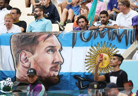 (Photo by Catherine Ivill/Getty Images) Mondiali, tifoso argentino in carrozzina si alza “miracolosamente” in piedi per festeggiare- immagine 2
