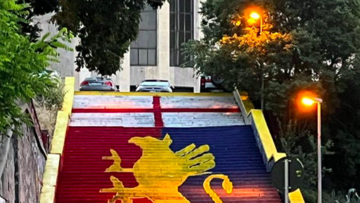 I genoani non mollano: la scalinata di San Teodoro ridipinta di rosso e blu - immagine 1