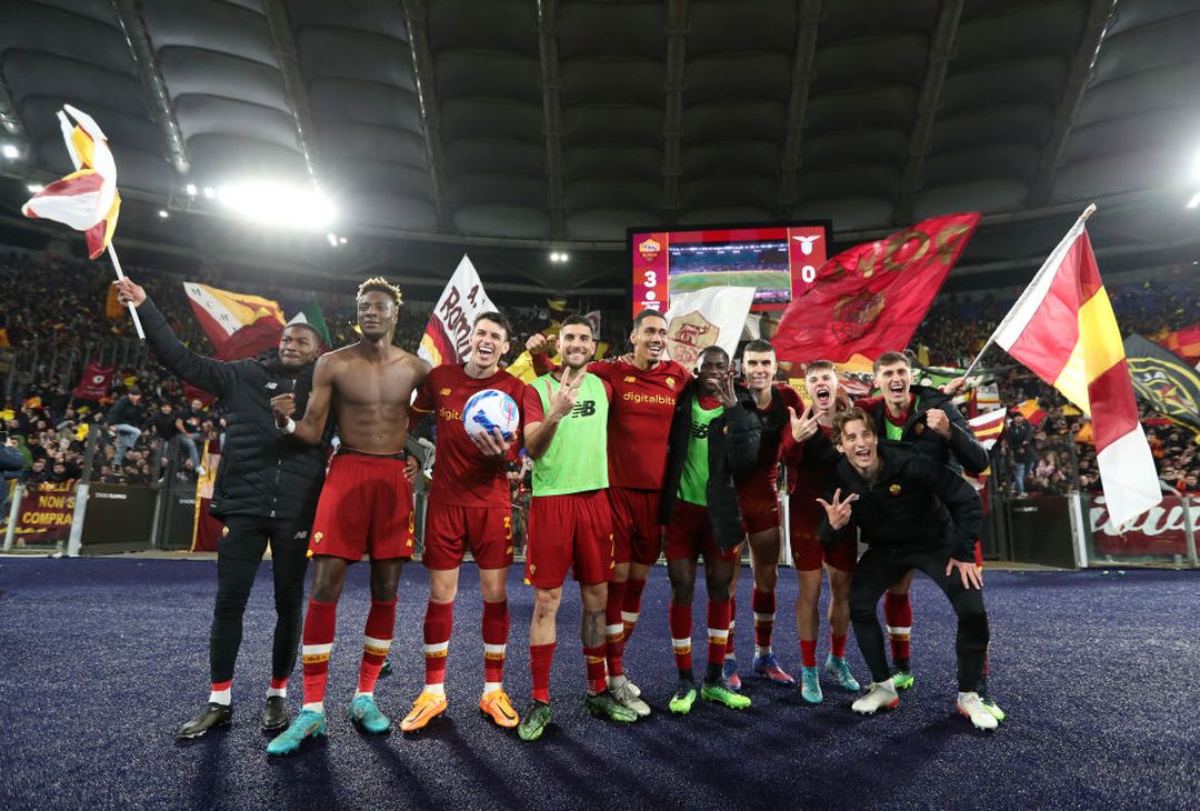 La Roma si scatena: Mancini con la bandiera, Abraham si spoglia – FOTO GALLERY - immagine 34