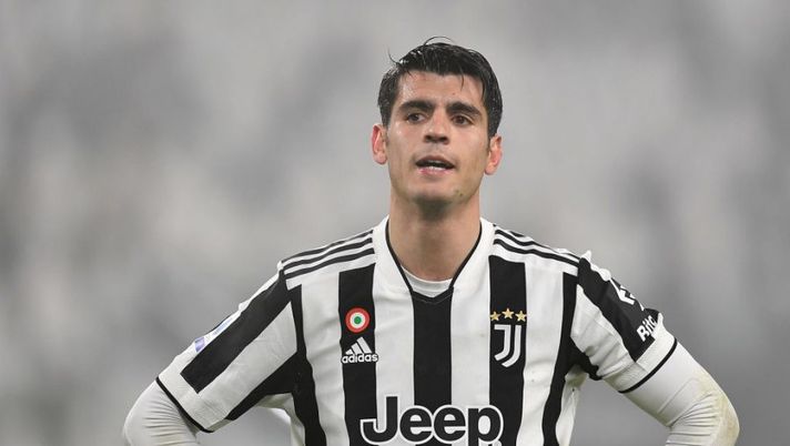 TURIN, ITALY - FEBRUARY 06: Alvaro Morata of Juventus looks on during the Serie A match between Juventus and Hellas Verona FC at Allianz Stadium on February 6, 2022 in Turin, Italy. (Photo by Valerio Pennicino/Getty Images) Sky: “Morata spera di tornare alla Juve, c’è un possibile scambio con l’Atletico” - immagine 1