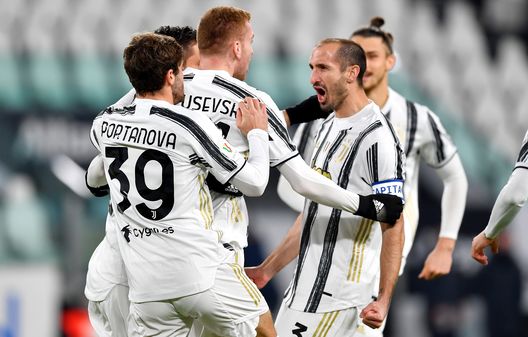I giocatori della Juventus esultano per uno dei gol contro il Genoa in Coppa Italia I giocatori della Juventus esultano per uno dei gol contro il Genoa in Coppa Italia