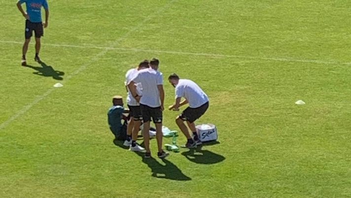 FOTO Osimhen, botta alla caviglia destra in allenamento 