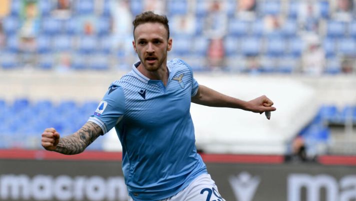 ROME, ITALY - APRIL 03: Manuiel Lazzari of SS Lazio celebrates a opening goal during the Serie A match between SS Lazio and Spezia Calcio at Stadio Olimpico on April 03, 2021 in Rome, Italy. Sporting stadiums around Italy remain under strict restrictions due to the Coronavirus Pandemic as Government social distancing laws prohibit fans inside venues resulting in games being played behind closed doors. (Photo by Marco Rosi - SS Lazio/Getty Images) Lazzari, Felipe Anderson, Immobile, Zaccagni: chi gioca e chi rischia nella Lazio - immagine 1