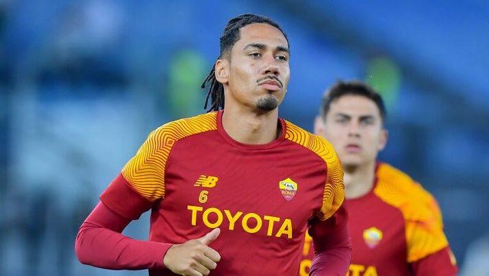 ROME, ITALY - JUNE 04: AS Roma player Chris Smalling warms up prior the Serie A match between AS Roma and Spezia Calcio at Stadio Olimpico on June 04, 2023 in Rome, Italy. (Photo by Fabio Rossi/AS Roma via Getty Images) NEWS – Allarme Smalling, quando può rientrare! Da Leao e Sanabria a Mkhitaryan: chi gioca e chi no - immagine 1