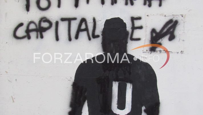 Sfregiato il murale di Totti in via Licia. Il campione associato a “Mafia capitale” 