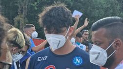 VIDEO Ambrosino al “rito” degli autografi con i tifosi: quanto affetto per lui
