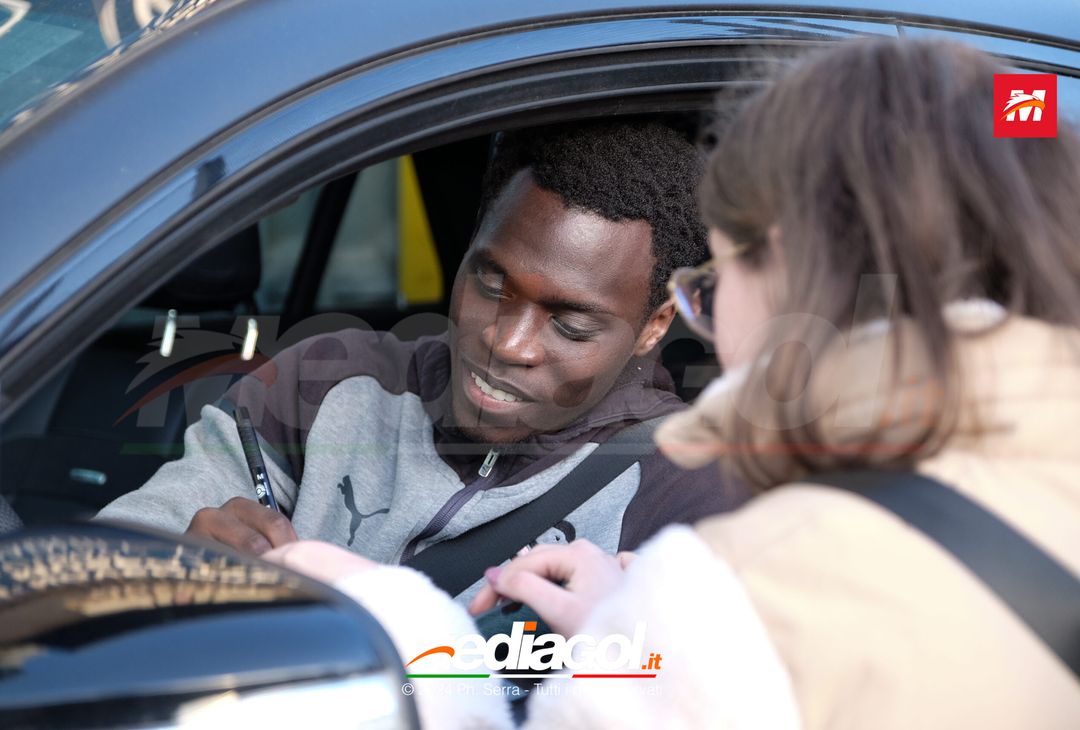 FOTO PALERMO: I giocatori del Palermo scattano selfie con i tifosi (GALLERY) - immagine 5