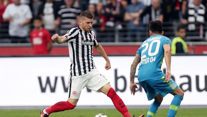 17.09.2016, Fussball, 1.BL, Eintracht Frankfurt - Bayer 04 Leverkusen.

Ante Rebic (Frankfurt, li.)., Charles Aranguiz.

Foto: Heiko Rhode, Bad Homburg

 ***WWW.FOTO-RHODE.DE*** 

FON 0172-6703266 