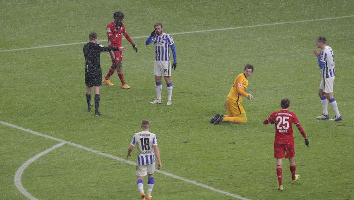BERLIN, GERMANY - FEBRUARY 05: Referee Robert Schroeder argues with players of Berlin after a tackle of Rune Jarstein of Berlin against Leroy Sane of Muenchen during the Bundesliga match between Hertha BSC and FC Bayern Muenchen at Olympiastadion on February 05, 2021 in Berlin, Germany. (Michael Sohn - Pool/Getty Images) BERLIN, GERMANY - FEBRUARY 05: Referee Robert Schroeder argues with players of Berlin after a tackle of Rune Jarstein of Berlin against Leroy Sane of Muenchen during the Bundesliga match between Hertha BSC and FC Bayern Muenchen at Olympiastadion on February 05, 2021 in Berlin, Germany. (Michael Sohn - Pool/Getty Images)