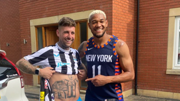 Tifoso Newcastle si tatua l’esultanza di Joelinton sullo stomaco: il brasiliano lo invita a casa sua