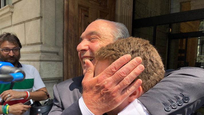 Commisso che abbraccia il nostro Filippo Angelo Porta Commisso che abbraccia il nostro Filippo Angelo Porta