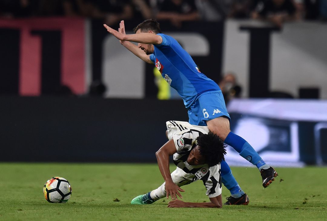  TURIN, ITALY - APRIL 22: Juan Cuadrado of Juventus competes for the ball with Mario Rui of SSC Napoli during the serie A match between Juventus and SSC Napoli on April 22, 2018 in Turin, Italy.  (Photo by Tullio Puglia - Juventus/Juventus FC via Getty Images) 