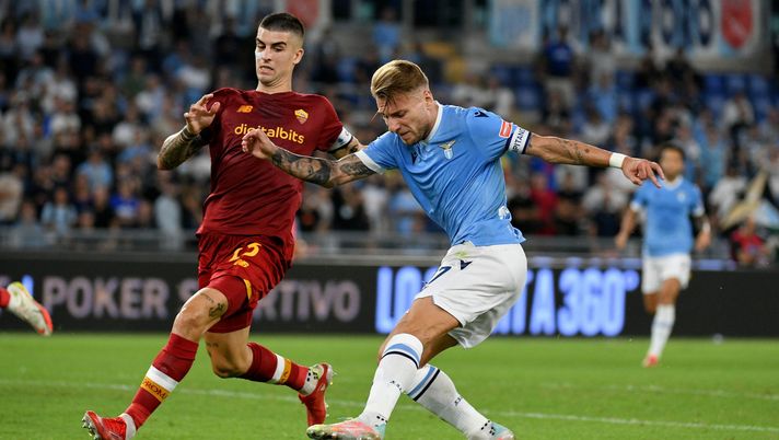 ROME, ITALY - SEPTEMBER 26: Ciro Immobile of SS Lazio compete for the ball with Gianluca Mancini of AS Roma during the Serie A match between SS Lazio and AS Roma at Stadio Olimpico on September 26, 2021 in Rome, Italy. (Photo by Marco Rosi - SS Lazio/Getty Images) Derby compromesso: pessimismo per l’infortunio di Ciro Immobile - immagine 1