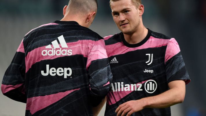 TURIN, ITALY - FEBRUARY 09: Merih Demiral (L) and Matthijs de Ligt (R) of Juventus warm up prior to the Coppa Italia semi-final Juventus and FC Internazionale at Allianz Stadium on February 09, 2021 in Turin, Italy. Sporting stadiums around Italy remain under strict restrictions due to the Coronavirus Pandemic as Government social distancing laws prohibit fans inside venues resulting in games being played behind closed doors. (Photo by Chris Ricco/Getty Images) De Ligt: “Capitano della Juve? In questo club c’è una regola, ho bisogno di altri anni qui” - immagine 1