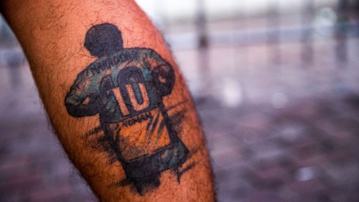 BUENOS AIRES, ARGENTINA - NOVEMBER 26: A fan shows a tattoo of former football star Diego Maradona who died today on November 26, 2020 in Buenos Aires, Argentina. Diego Maradona, considered one of the biggest football stars in history, died at 60 from a heart attack on Wednesday in Buenos Aires. (Photo by Tomas Cuesta/Getty Images) BUENOS AIRES, ARGENTINA - NOVEMBER 26: A fan shows a tattoo of former football star Diego Maradona who died today on November 26, 2020 in Buenos Aires, Argentina. Diego Maradona, considered one of the biggest football stars in history, died at 60 from a heart attack on Wednesday in Buenos Aires. (Photo by Tomas Cuesta/Getty Images)