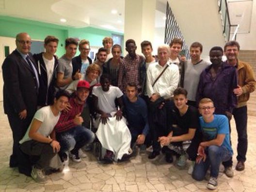 I ragazzi del '99 del Milan fanno visita a Isaac Akuetteh - fonte Profilo Facebook Filippo Galli I ragazzi del '99 del Milan fanno visita a Isaac Akuetteh - fonte Profilo Facebook Filippo Galli