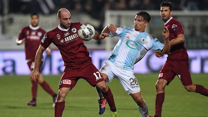 CHIAVARI, ITALY - NOVEMBER 25: Gaetano Masucci (R) of Virtus Entella competes with Francesco Migliore of AC Spezia during the Serie B match between Virtus Entella and AC Spezia at Stadio Comunale on November 25, 2016 in Chiavari, Italy. (Photo by Valerio Pennicino/Getty Images) CHIAVARI, ITALY - NOVEMBER 25: Gaetano Masucci (R) of Virtus Entella competes with Francesco Migliore of AC Spezia during the Serie B match between Virtus Entella and AC Spezia at Stadio Comunale on November 25, 2016 in Chiavari, Italy. (Photo by Valerio Pennicino/Getty Images)