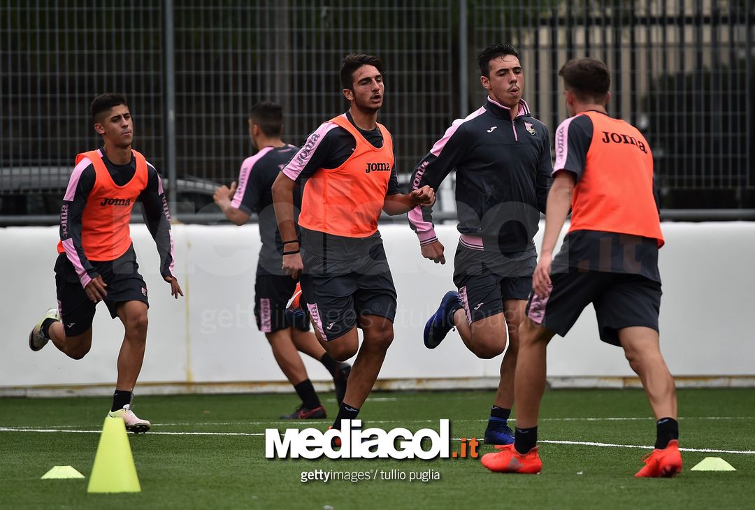  PALERMO, ITALY - NOVEMBER 16:  Players of US Citta' di Palermo juvenile team in action during a training session at Pietro Pisani sport sport center on November 16, 2016 in Palermo, Italy.  (Photo by Tullio M. Puglia/Getty Images) 