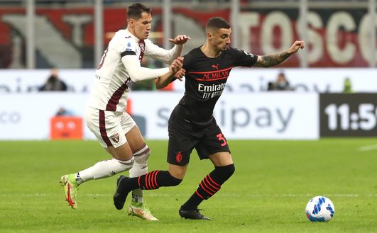 MILAN, ITALY - OCTOBER 26: Rade Krunic of AC Milan is challenged by Sasa Lukic of Torino FC during the Serie A match between AC Milan and Torino FC at Stadio Giuseppe Meazza on October 26, 2021 in Milan, Italy. (Photo by Marco Luzzani/Getty Images) Comparazione Quote, Torino-Milan: ecco le chance granata secondo gli analisti- immagine 2
