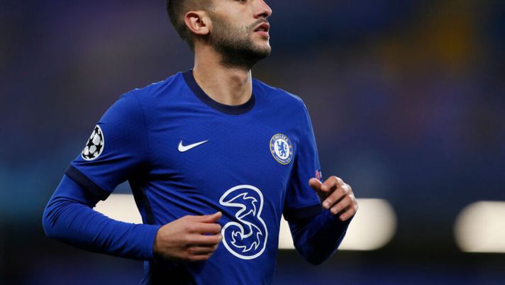 LONDON, ENGLAND - OCTOBER 20: Hakim Ziyech of Chelsea looks on during the UEFA Champions League Group E stage match between Chelsea FC and FC Sevilla at Stamford Bridge on October 20, 2020 in London, England. Sporting stadiums around the UK remain under strict restrictions due to the Coronavirus Pandemic as Government social distancing laws prohibit fans inside venues resulting in games being played behind closed doors. (Photo by Alastair Grant - Pool/Getty Images) Di Marzio: “Milan, non solo Ziyech: possibile triplo affare col Chelsea! E spunta Damsgaard” - immagine 1
