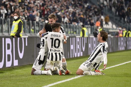 TURIN, ITALY - NOVEMBER 06: Juan Cuadrado of Juventus celebrates after scoring his team's first goal with teammates Paulo Dybala, Daniele Rugani and Luca Pellegrini during the Serie A match between Juventus FC and ACF Fiorentina at Allianz Stadium on November 06, 2021 in Turin, Italy. (Photo by Filippo Alfero - Juventus FC/Juventus FC via Getty Images) Juve, Dybala torna sul campo. Febbre per Cuadrado - immagine 1