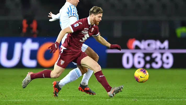 TURIN, ITALY - DECEMBER 21:  Cristian Ansaldi (R) of Torino FC is challenged by Thiago Cionek of SPAL during the Serie A match between Torino FC and SPAL at Stadio Olimpico di Torino on December 21, 2019 in Turin, Italy.  (Photo by Valerio Pennicino/Getty Images)